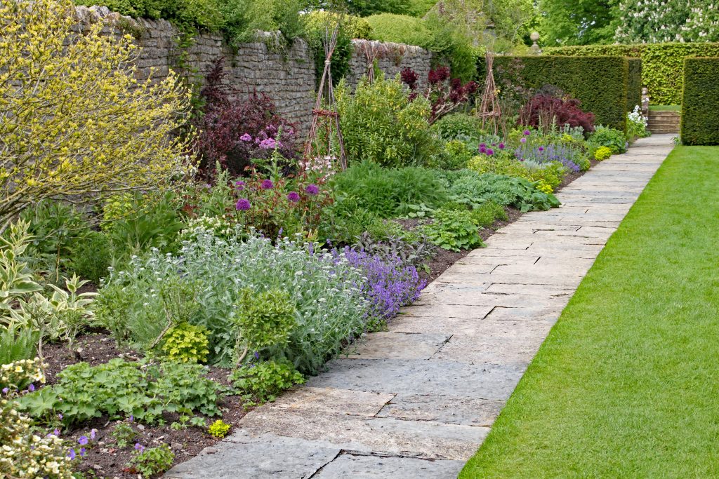 Un jardin avec une pierre naturelle